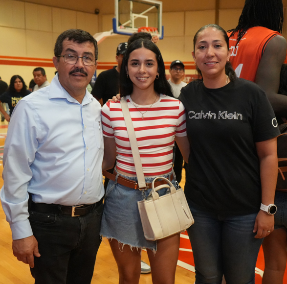 Regina y Brandon emprenden viaje al mundial de esgrima en Europa
