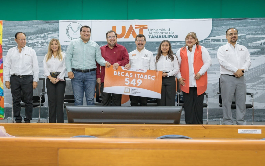 Entrega ITABEC becas “Futuro Tamaulipas Jóvenes de Nivel Superior”