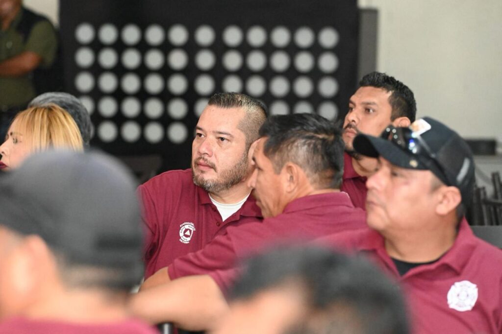 Festeja alcalde Lalo Gattás a bomberos de Victoria.