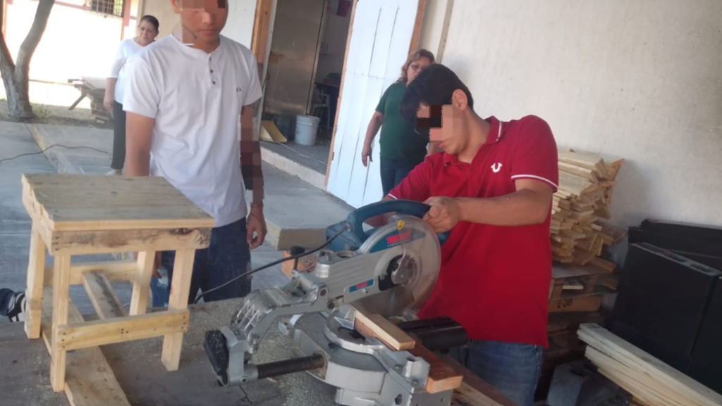 Adolescentes en externamiento elaboran y donan sillas a infancias en condición de migración