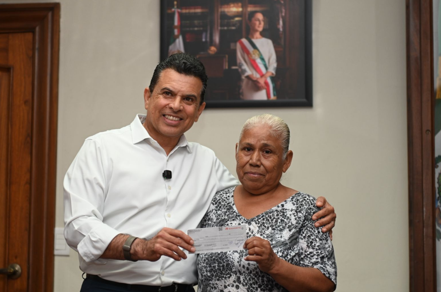 Entrega Lalo Gattás seguro por incendio de vivienda a ciudadana afectada.