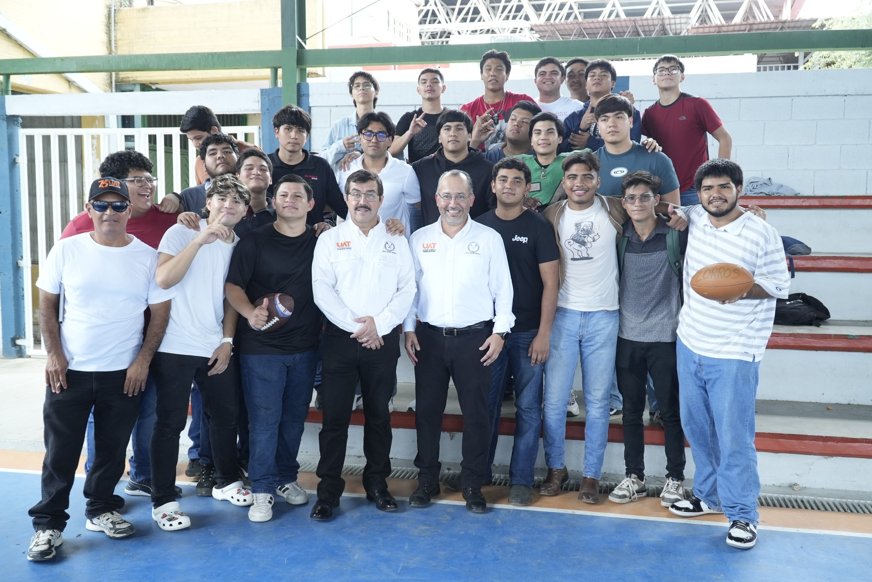 Rector y estudiantes de la UAT comparten jornada universitaria
