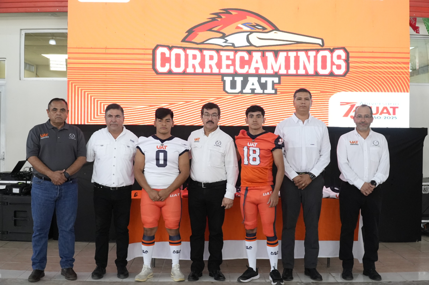 Entrega rector uniformes a Correcaminos UAT de la Liga Mayor ONEFA