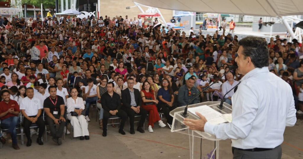 Entregan Lalo y Lucy 2,500 kits escolares del programa Pasos por la Educación 2025.