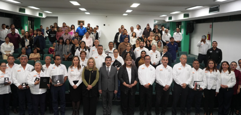 Preside rector homenaje al personal jubilado del SUTUAT