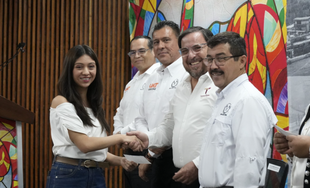 UAT y Secretaría de Educación entregan más de 8 000 becas a universitarios