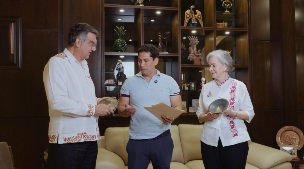 Reciben Américo y María piezas bendecidas por el Vaticano para la Virgen monumental de El Chorrito