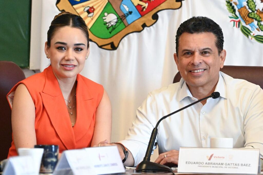 Firma Victoria decálogo contra la violencia hacia las mujeres.