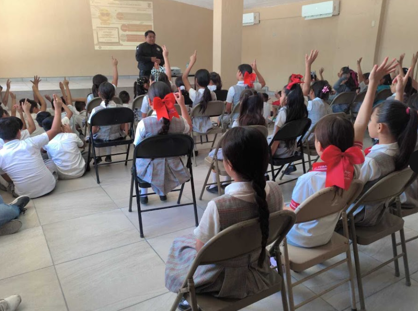 Reciben estudiantes, madres de familia y docentes orientación en ciberseguridad