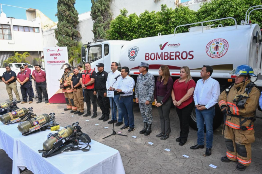 Entrega Lalo Gattás nuevo camión de bomberos y equipamiento a Protección Civil.