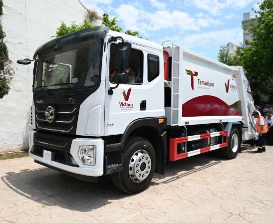 Entrega Lalo Gattás nueva unidad de recolección de basura y anuncia adquisición de dos más.