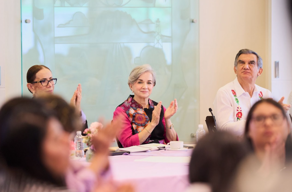 Dialogan Américo y María de Villarreal con habitantes de los polígonos de atención de Lazos del Bienestar