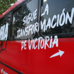 Entrega Lalo Gattás tarjetas de transporte escolar gratuito.