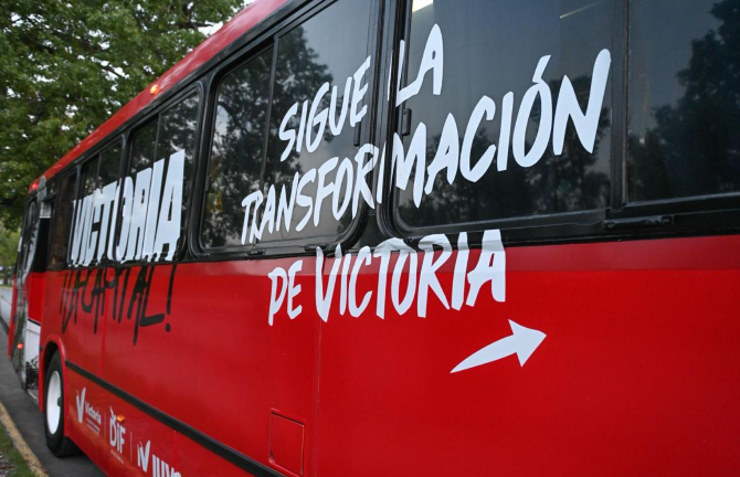 Entrega Lalo Gattás tarjetas de transporte escolar gratuito.