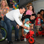 En familia, festejan Lalo y Lucy a la niñez victorense.