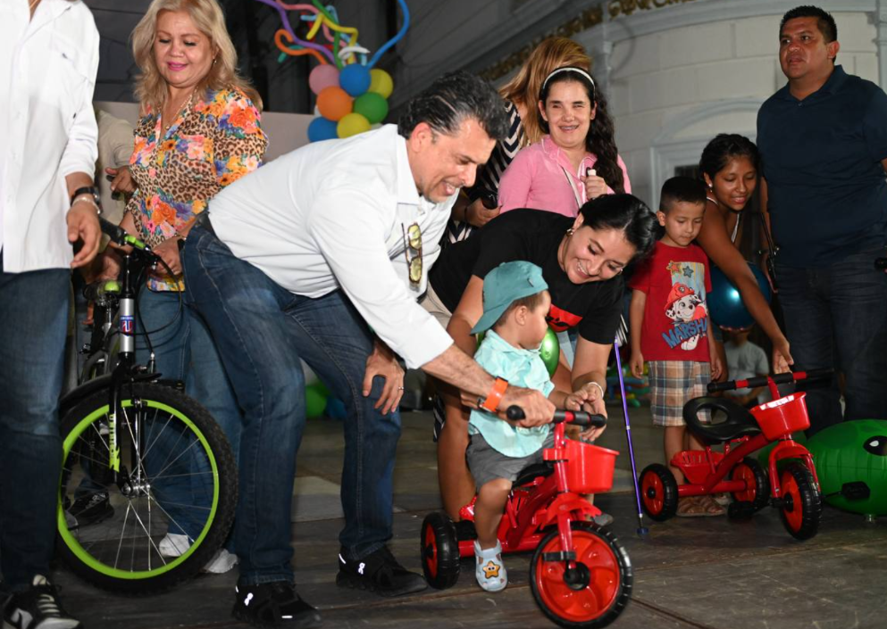 En familia, festejan Lalo y Lucy a la niñez victorense.