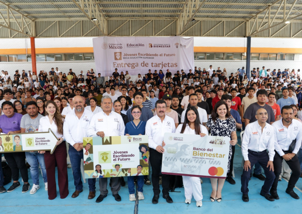 Encabeza el rector Dámaso Anaya entrega de becas a 493 estudiantes de la UAT Encabeza el rector Dámaso Anaya entrega de becas a 493 estudiantes de la UAT
