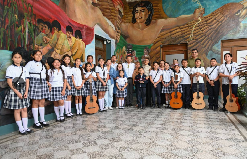 Recibe Lalo Gattás a niños victorenses que participarán en evento nacional de rondallas.