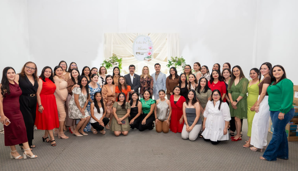 Festejan a maestros de Familia UAT