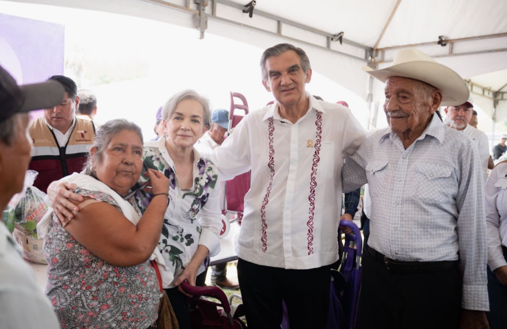 Américo y María de Villarreal llevan apoyos y servicios gratuitos a las familias de Antiguo Morelos