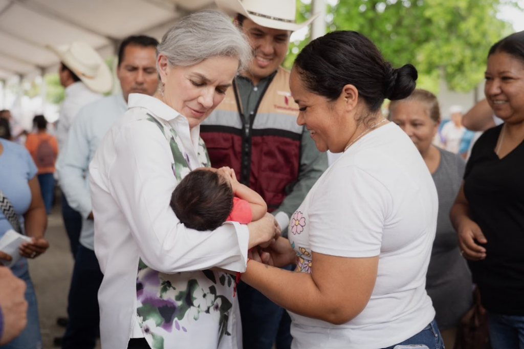 Américo y María de Villarreal llevan atención integral a las familias de Nuevo Morelos Américo y María de Villarreal llevan atención integral a las familias de Nuevo Morelos