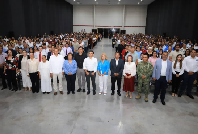 Distingue Ayuntamiento a niños y maestros de excelencia con la medalla Guadalupe Victoria.