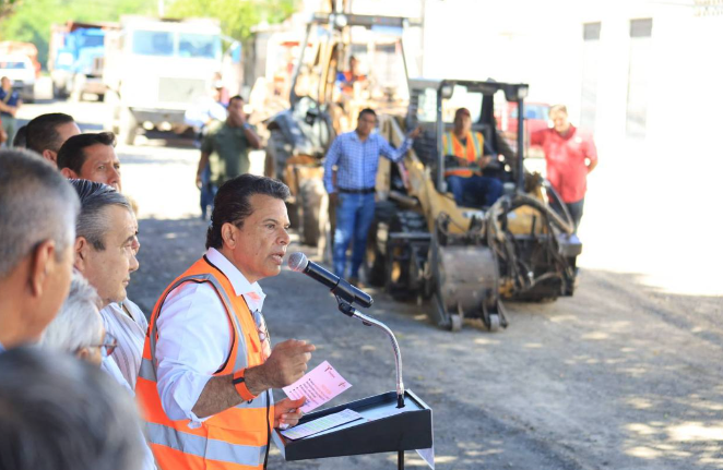 Dan banderazo a pavimentación de calle del Fracc. Las Misiones. Dan banderazo a pavimentación de calle del Fracc. Las Misiones.