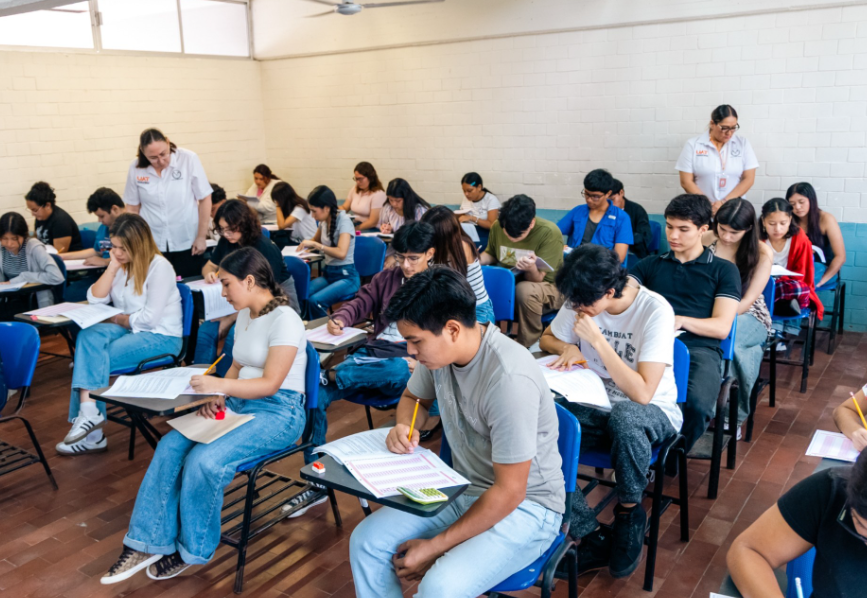 Aspirantes a ingresar a la UAT presentan examen CENEVAL