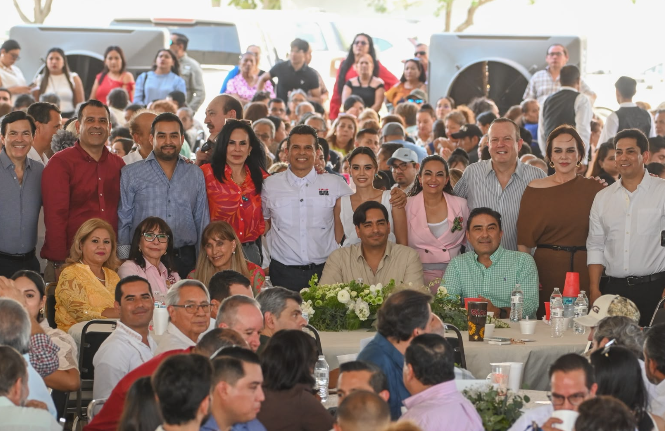 Festejan más de 2 mil 500 asistentes a Lalo Gattás por su cumpleaños. Festejan más de 2 mil 500 asistentes a Lalo Gattás por su cumpleaños.