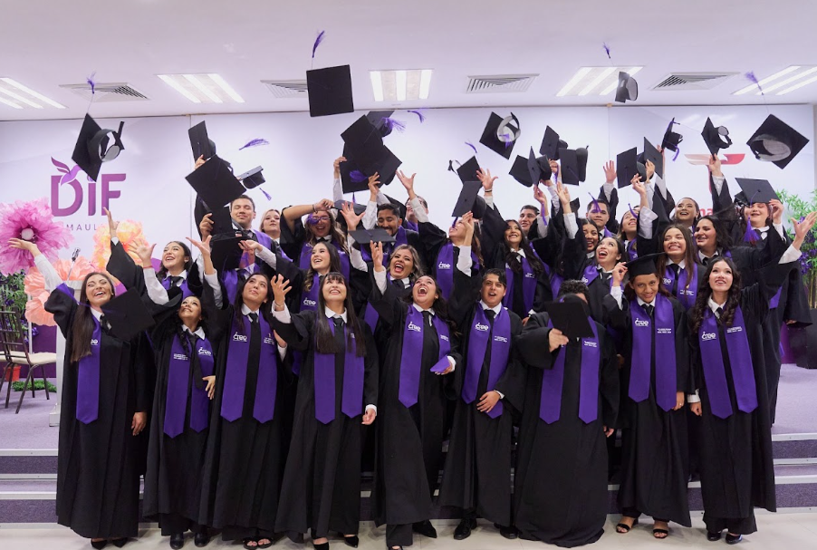 CREE del DIF Tamaulipas gradúa a 32 profesionales de la rehabilitación