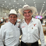 Participa Lalo Gattás en la gran cabalgata de la Unidad por calles de Victoria.