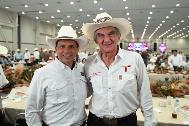 Participa Lalo Gattás en la gran cabalgata de la Unidad por calles de Victoria.