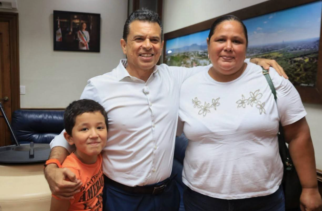 Apoya Lalo Gattás a familias que carecen de cisterna de agua.