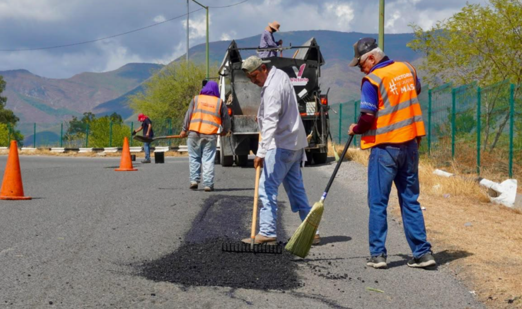 Sigue plan de rehabilitación de pavimentos mejorando vialidades.