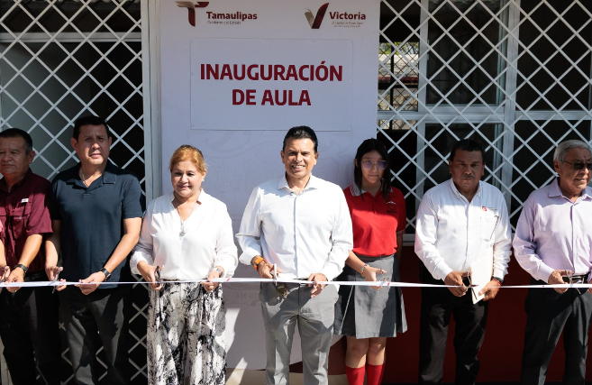 Entrega Lalo Gattás nueva aula en primaria Distribuidores Nissan 37.